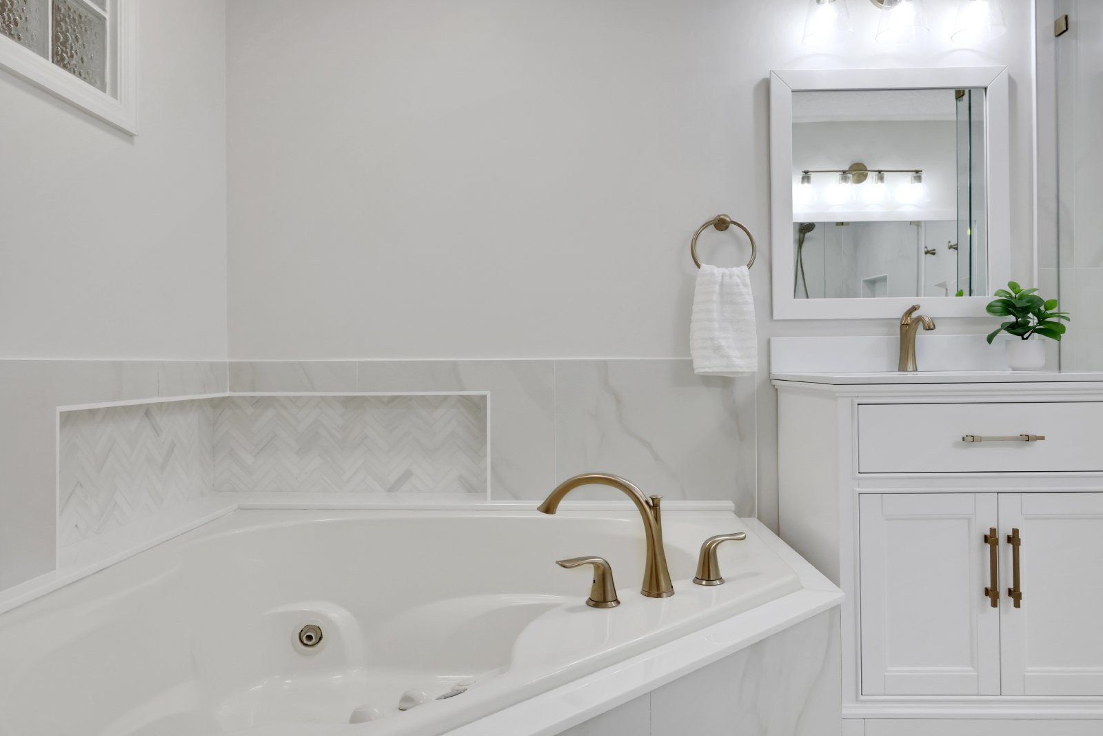 LIVE SECONDS FROM THE BEACH IN THIS LUXURIOUS TOWNHOUSE property image