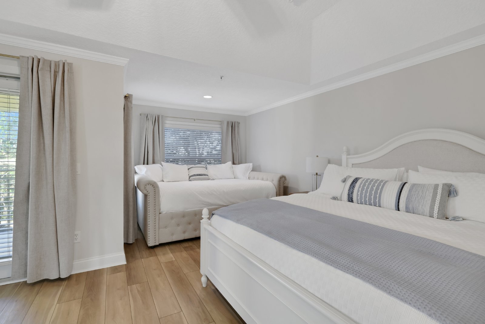 LIVE SECONDS FROM THE BEACH IN THIS LUXURIOUS TOWNHOUSE property image